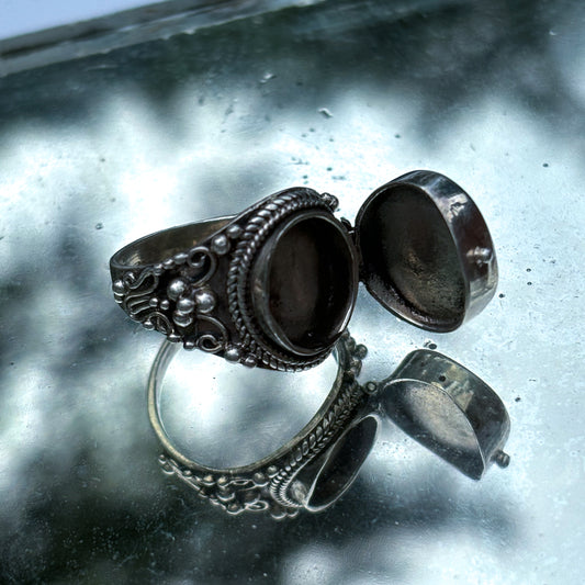 VINTAGE POISON RING (7)